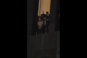 超高人气!C罗现身酒店阳台,引发现场大量球迷欢呼