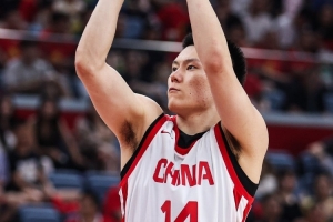 上篮没进挺可惜!李弘权半场3投1中得到3分2篮板 正负值-7