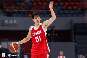 犯规有点快!杨瀚森半场6分钟2中2拿到5分2板1助 正负值-11
