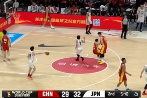 攻防都得拼!赵继伟急停中投命中后 防守端造成对手进攻犯规!