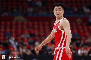 杨毅:高诗岩不敢投啊 落后十来分别有包袱 你越不投对手收得越小