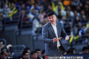 媒体人:就算杜锋问题很多 但他当年带队打日本可以说是手拿把掐