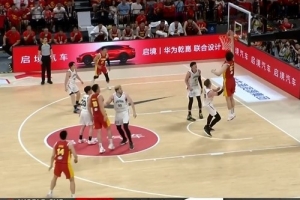 下马威!杨瀚森披挂上阵 篮下接球暴起单臂砸扣